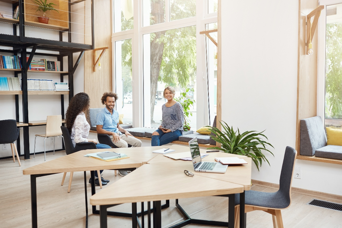 Evolução dos Espaços de Trabalho: Do Escritório Tradicional ao Ambiente Híbrido