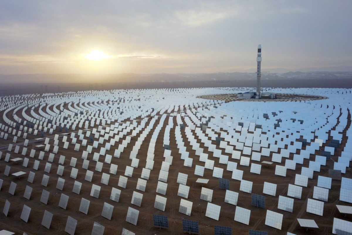 A Usina Termossolar de Dunhuang e o domínio global na energia renovável da China